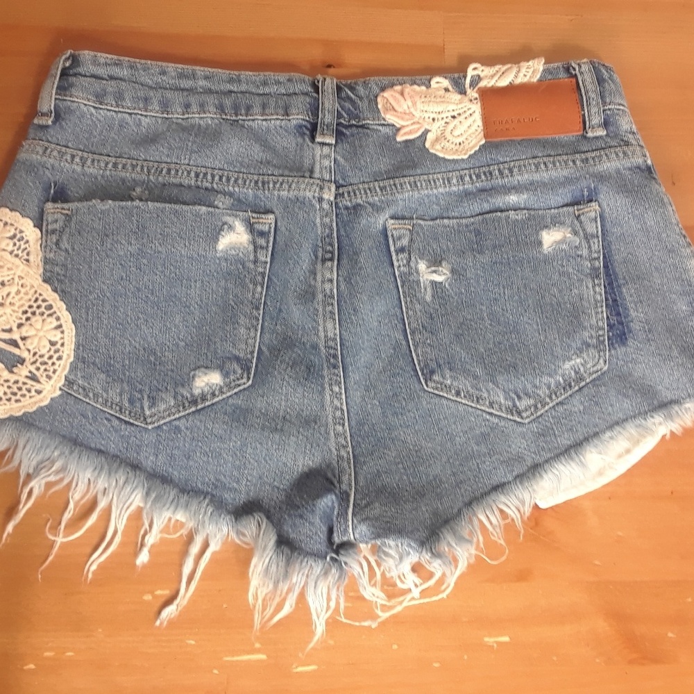 Zara Distressed Crochet Denim Shorts Size 4 - Picture 6 of 7